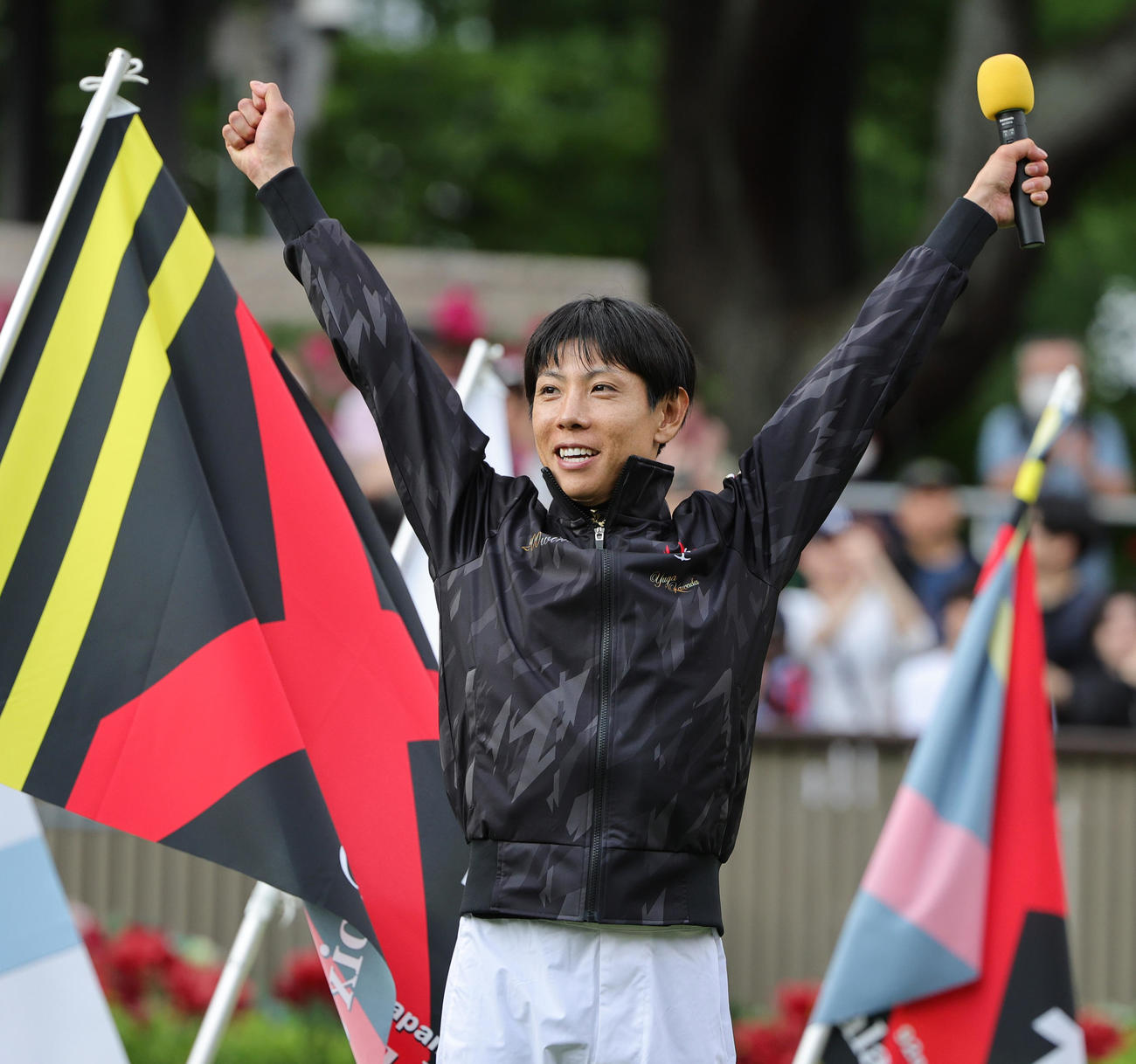 クロワデュノールで日本ダービーを制し万歳する北村友一騎手（撮影・野上伸悟）