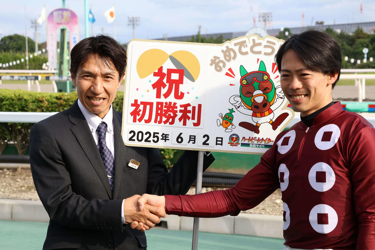 船橋4Rをベルスバラードで勝ち初勝利を挙げた船橋の大津剛調教師（左）と騎乗した川島正太郎騎手（右）