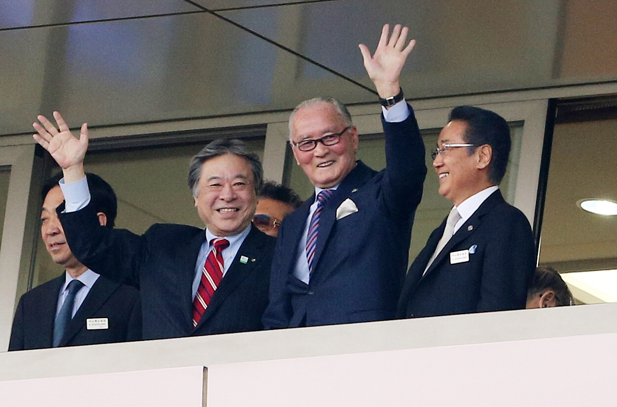 有馬記念の観戦に訪れ観客の声援に応える長嶋茂雄氏（中央）（2014年12月28日撮影）