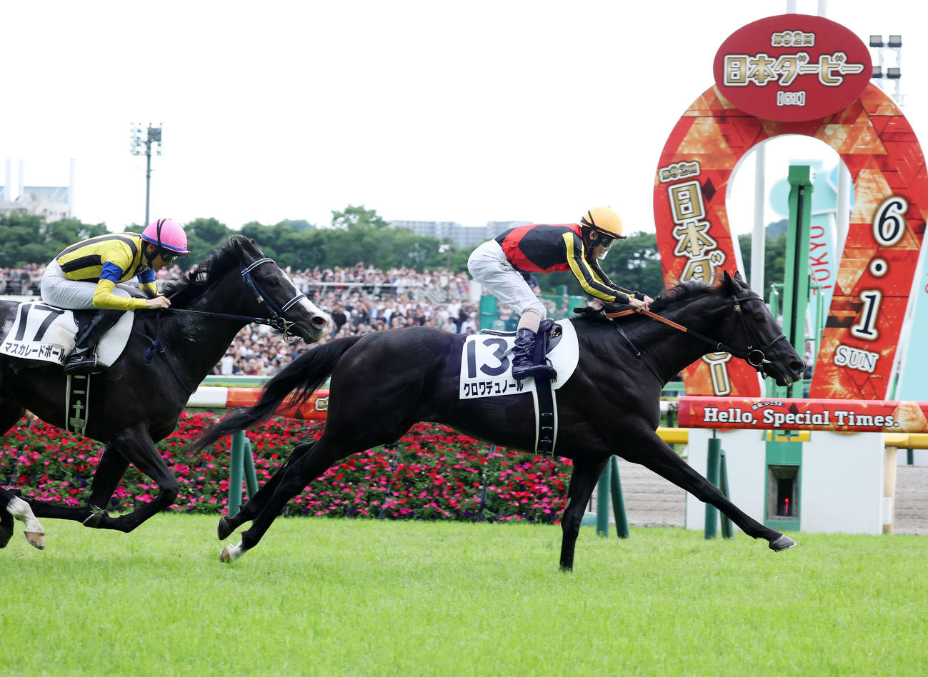 日本ダービーを制したクロワデュノール（右）と北村友一騎手（2025年6月1日撮影）