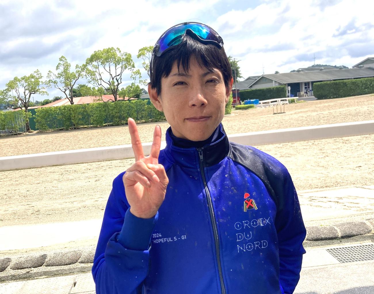 ダービージョッキーとなった北村友騎手はVサインで撮影に応じる（撮影・太田尚樹）
