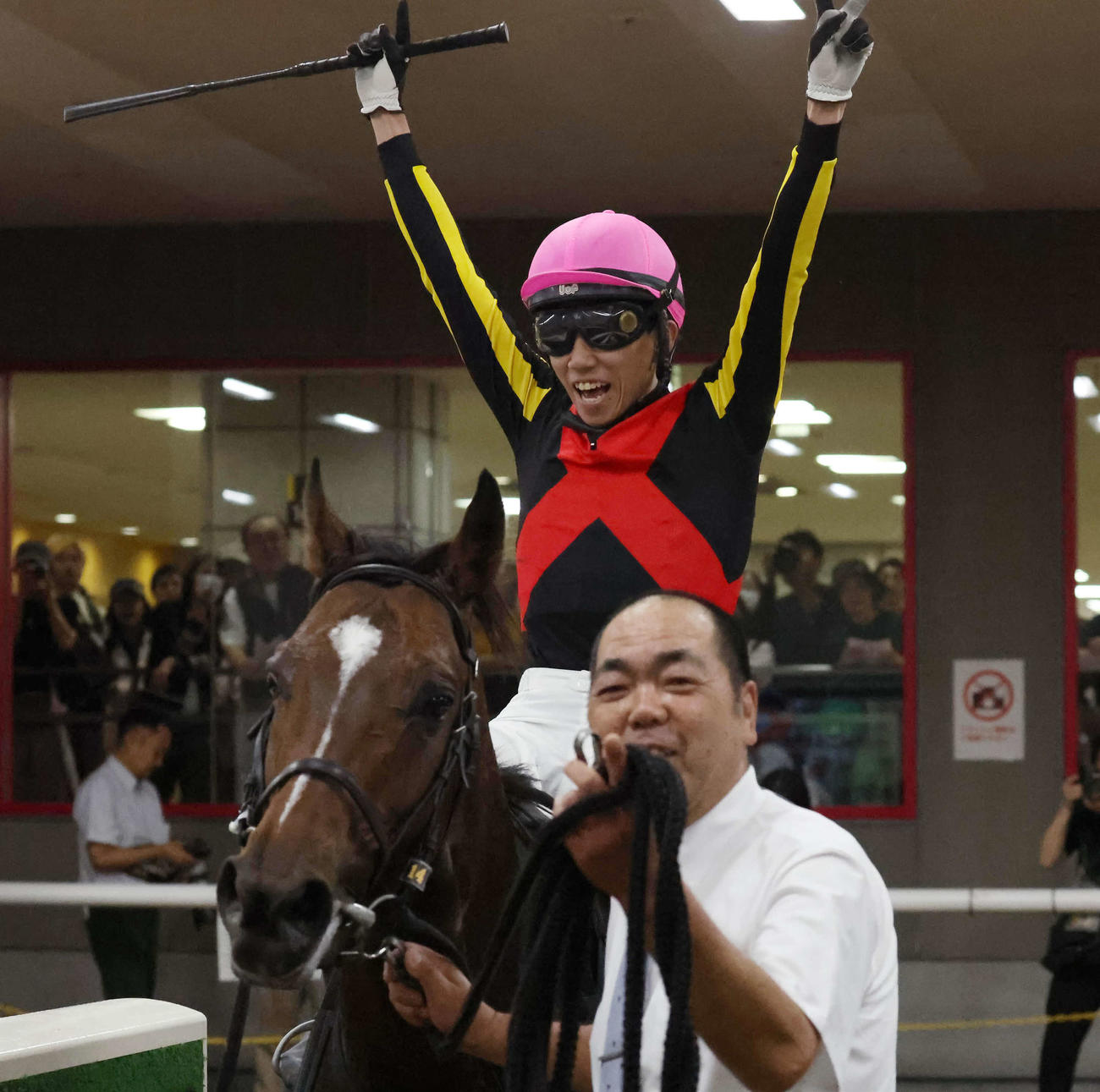 東京1Rをジオフロントで制して障害初勝利を挙げ歓喜する鷲頭騎手（撮影・丹羽敏通）