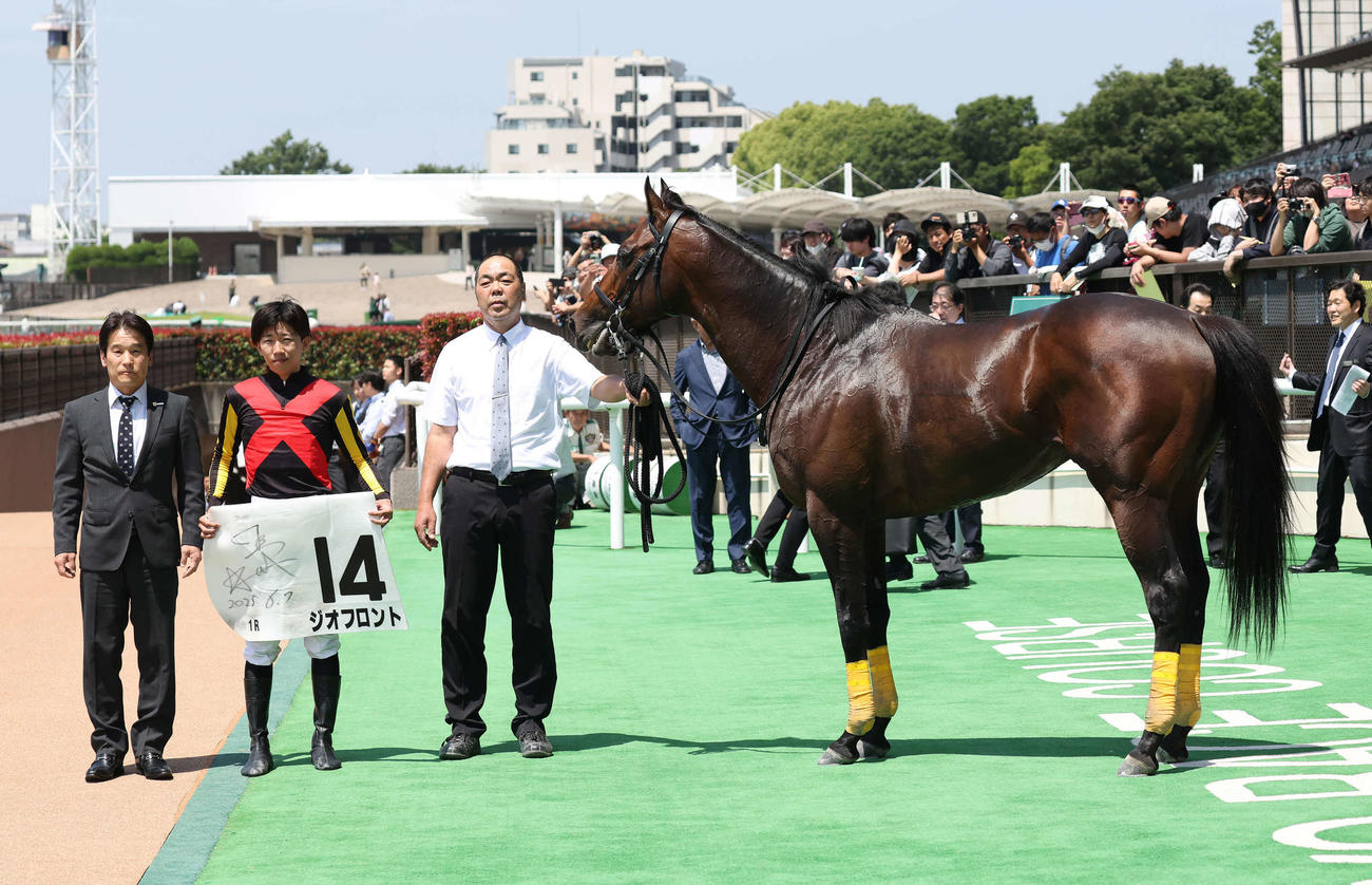 東京1R、障害3歳上未勝利戦を制したジオフロントの口取りをする清水久師と鷲頭騎手（撮影・丹羽敏通）
