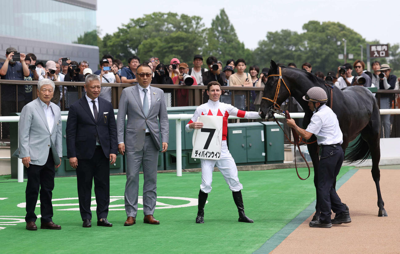 東京5R、2歳新馬戦を制したディバインウインドの口取りをするレーン騎手（撮影・丹羽敏通）