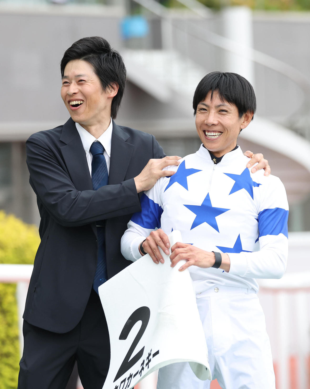 阪神5R、チュウワカーネギーで新馬戦を制して喜ぶ谷口助手（左）と北村友騎手（撮影・白石智彦）