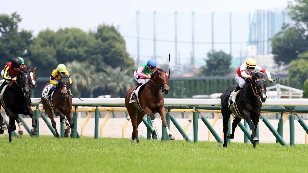 東京5R、2歳新馬戦を制したディバインウインドとレーン騎手（右）。左端は2着ゾロアストロ