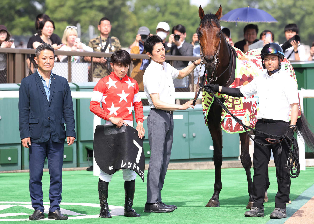 稲城特別を制したレッドバンデの口取りをする大竹師と佐々木騎手（撮影・丹羽敏通）