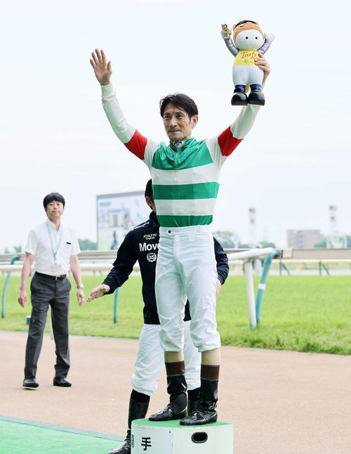 大井競馬所属の矢野貴之騎手がJRA初勝利！入線後は場内から拍手大歓声