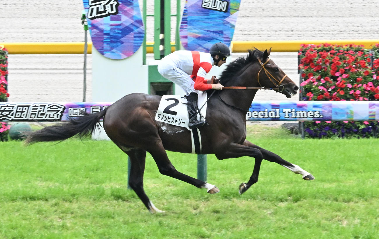 東京5R新馬戦を制したダノンヒストリーとレーン騎手（撮影・千葉一成）