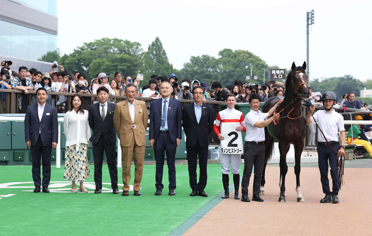 東京5R新馬戦を制したダノンヒストリーの口取りをするレーン騎手と関係者（撮影・丹羽敏通）