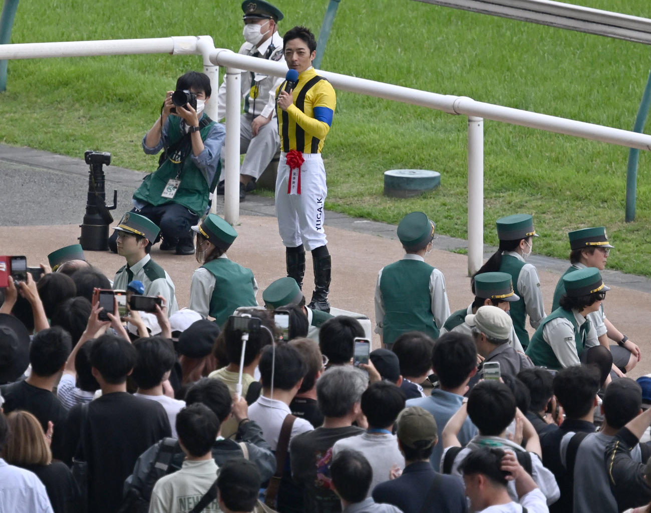 安田記念をジャンタルマンタルで制し、勝利騎手インタビューを受ける川田騎手（撮影・千葉一成）　
