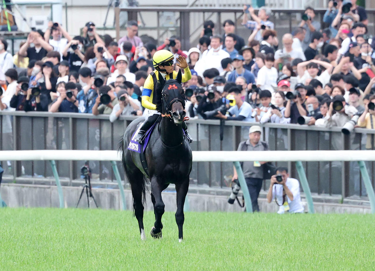 安田記念を制したジャンタルマンタルとファンの声援に応える川田騎手（撮影・鈴木正人）
