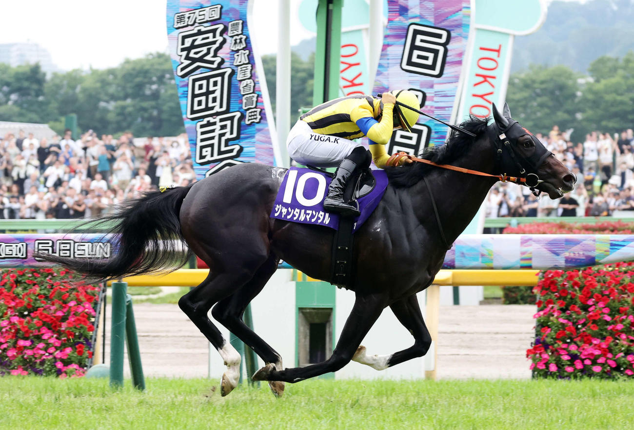 安田記念を制したジャンタルマンタルとガッツポーズする川田騎手（撮影・鈴木正人）