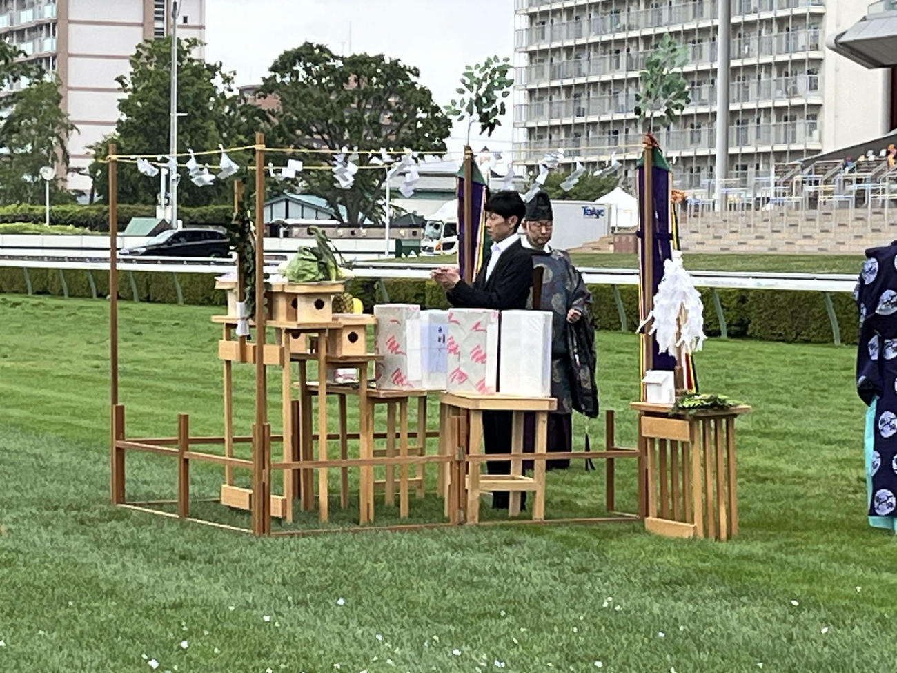柏手を打つ武豊騎手