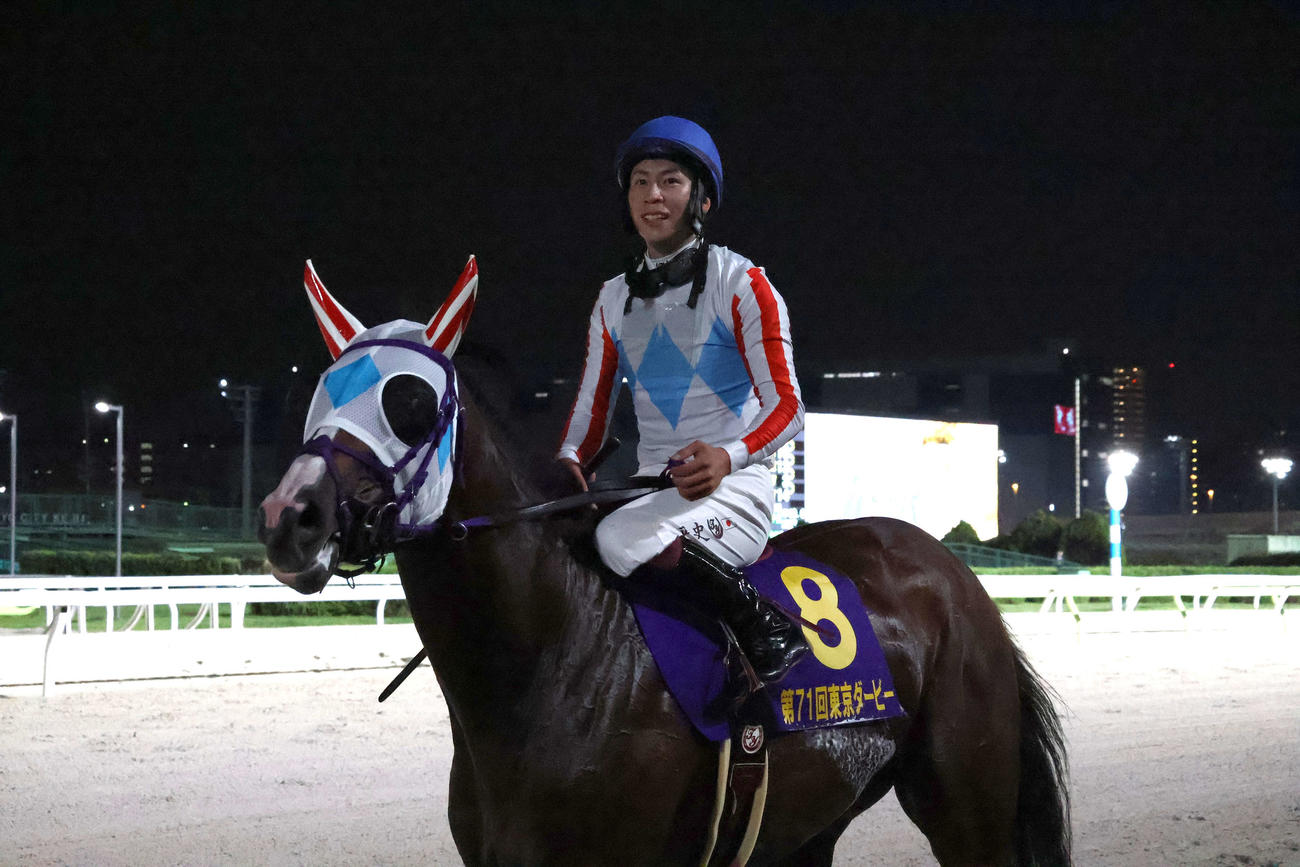 ウイニングランを終えて戻るナチュラルライズと横山武史騎手