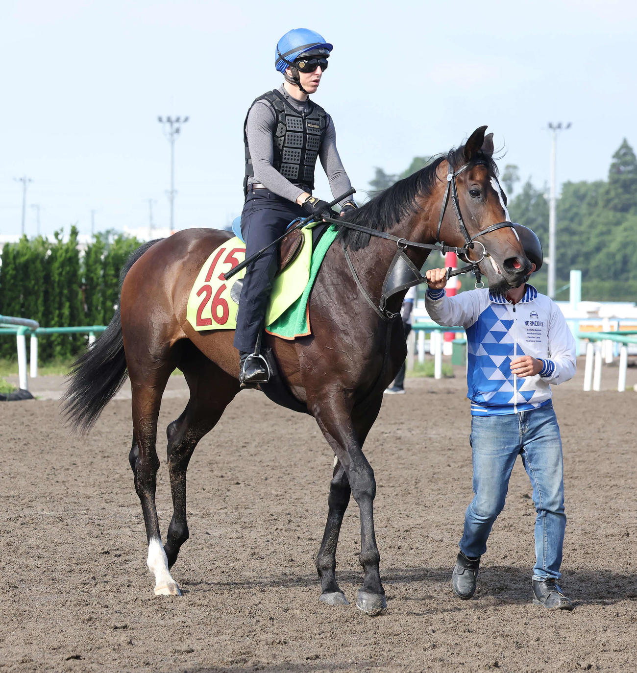 4日、調教を終えて馬場を出るドリームコアとレーン騎手