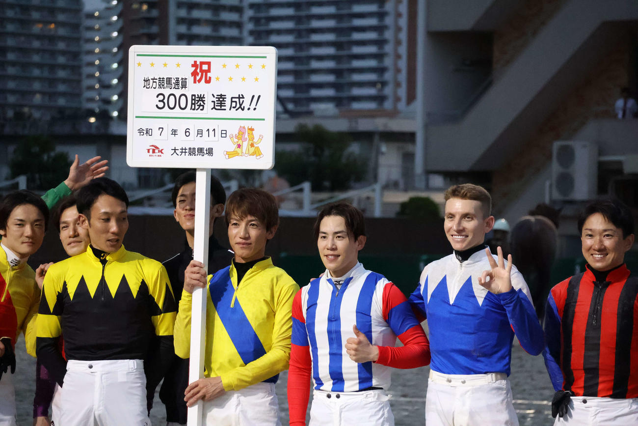 地方競馬通算300勝を達成し記念撮影に納まる大井の安藤騎手（右から3人目）