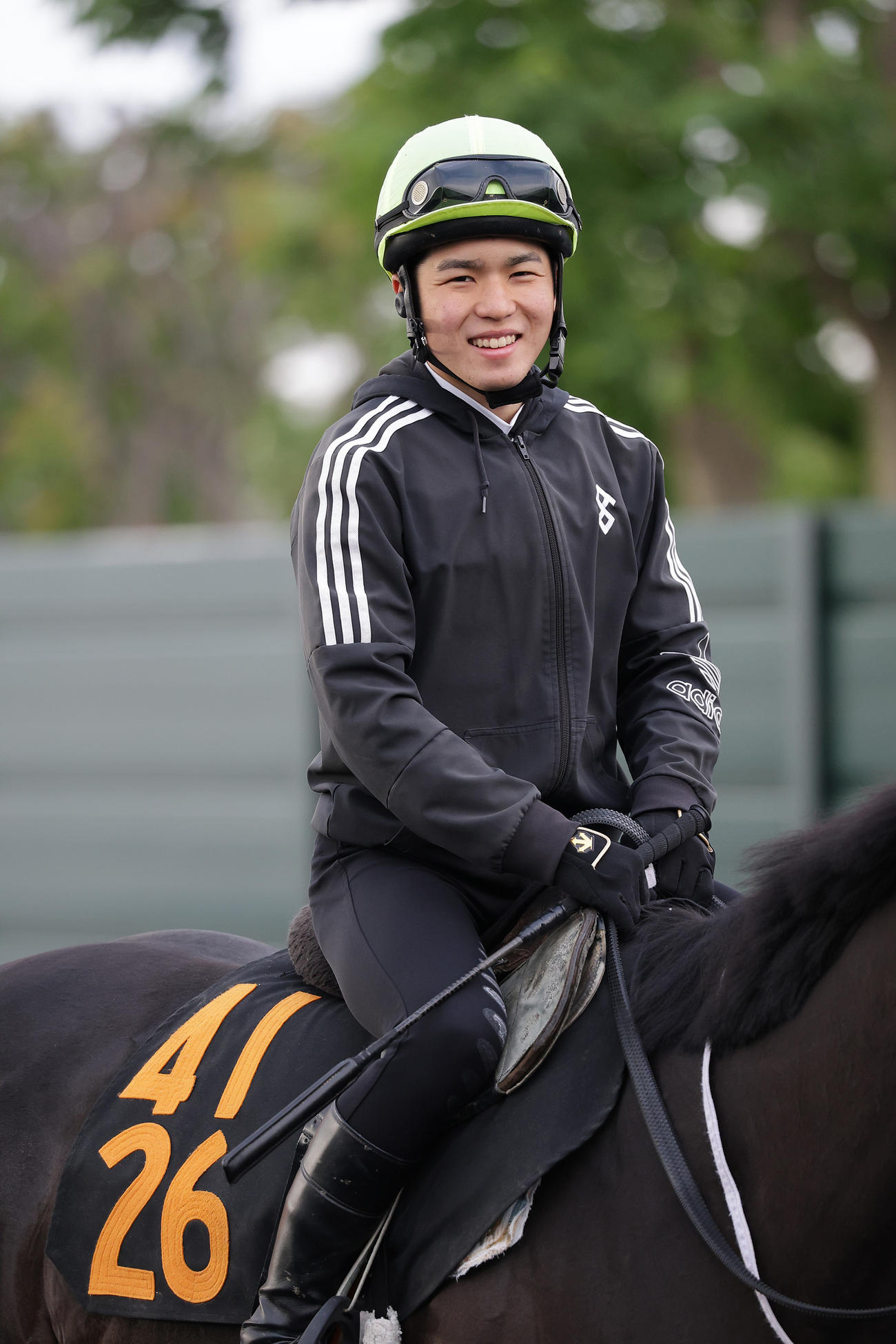 函館競馬場で調教騎乗に励む上里直汰騎手