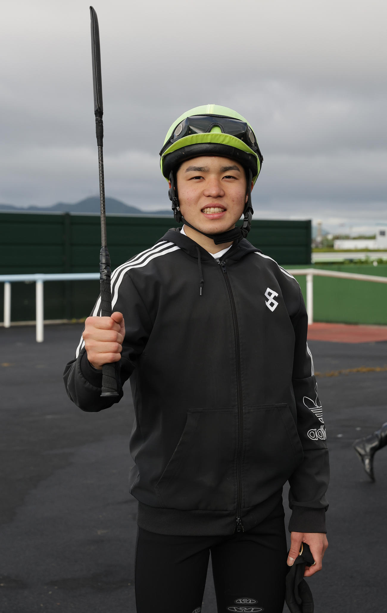 函館競馬場で調教騎乗に励む上里直汰騎手