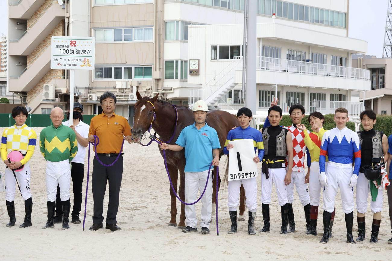 大井2Rで地方競馬通算100勝を達成した大井の瀬川将輝騎手（右から6人目）