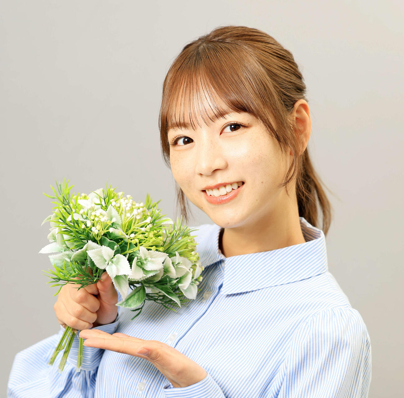 花束を手にさわやかな笑顔でズバリ予想した北野日奈子（撮影・浅見桂子）