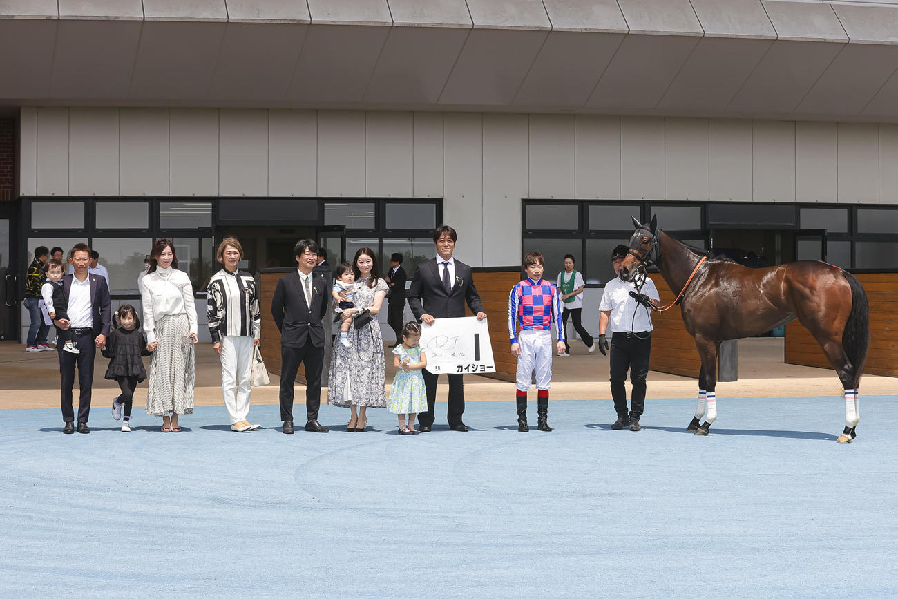 函館5R、デビュー戦をレコードタイムで制したカイショーの口取りに並ぶ池添騎手（右から2人目）ら（撮影・村野早祐）