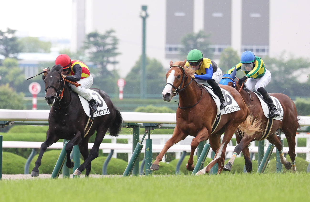 阪神5R、逃げ切って新馬戦を制したマイオウンウェイ（左）（撮影・白石智彦）
