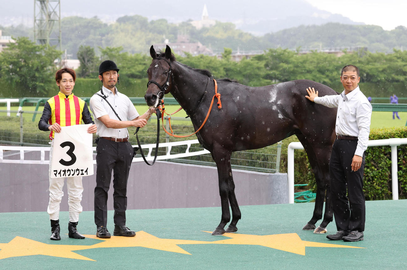 阪神5R、新馬戦を制したマイオウンウェイと口取りに並ぶ松山騎手（左）（撮影・白石智彦）