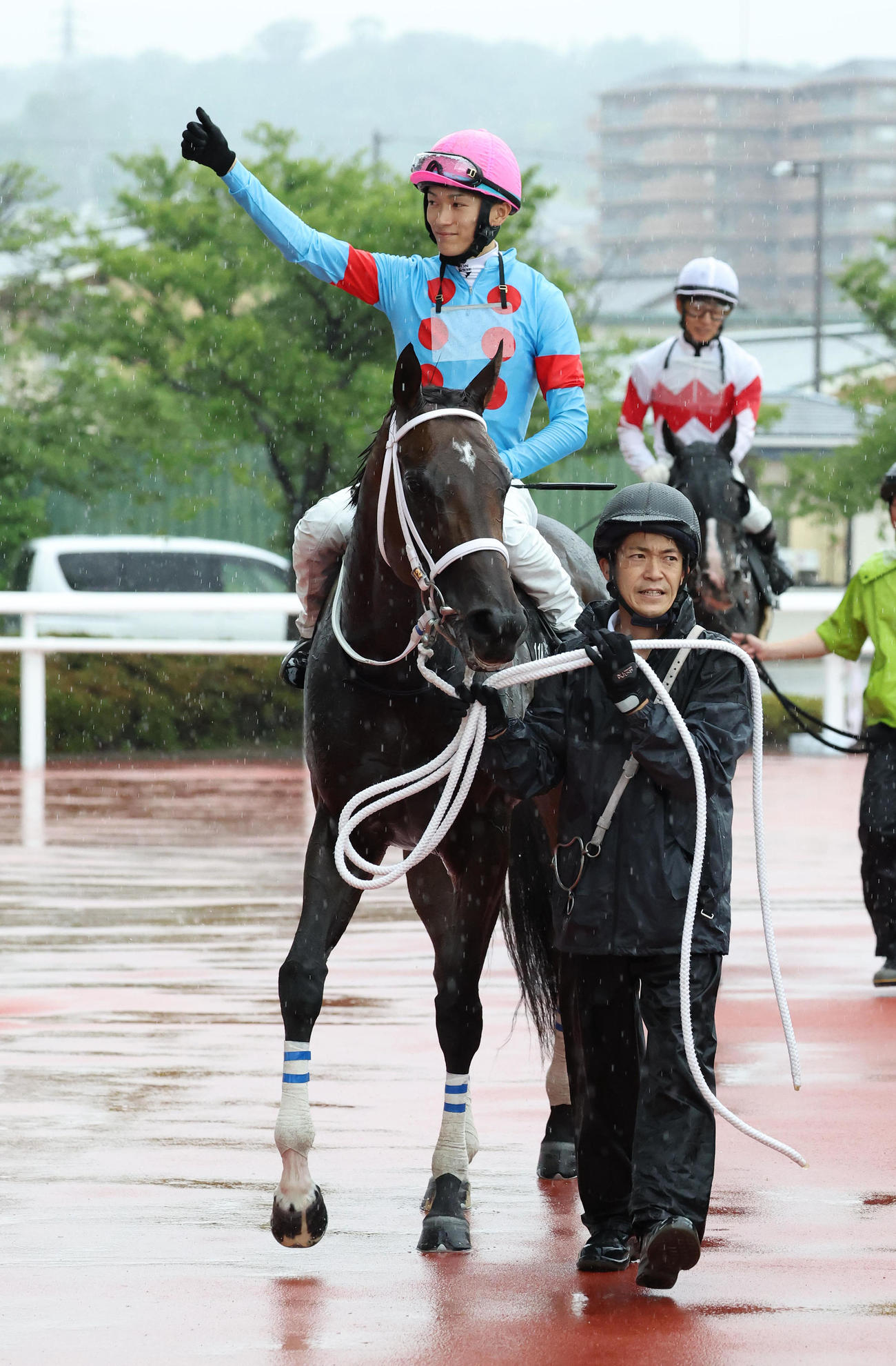 無傷の5連勝で三宮Sを制してガッツポーズで引き揚げるダブルハートボンドの鞍上の坂井騎手（撮影・白石智彦）