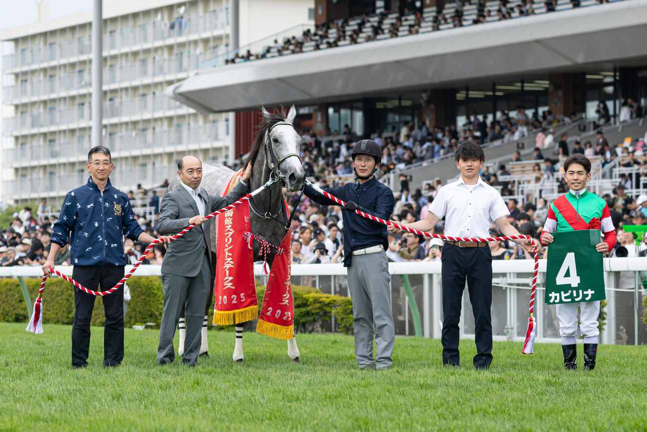 函館スプリントSを制したカピリナと口取りに並ぶ戸崎騎手（右）（撮影・村野早祐）