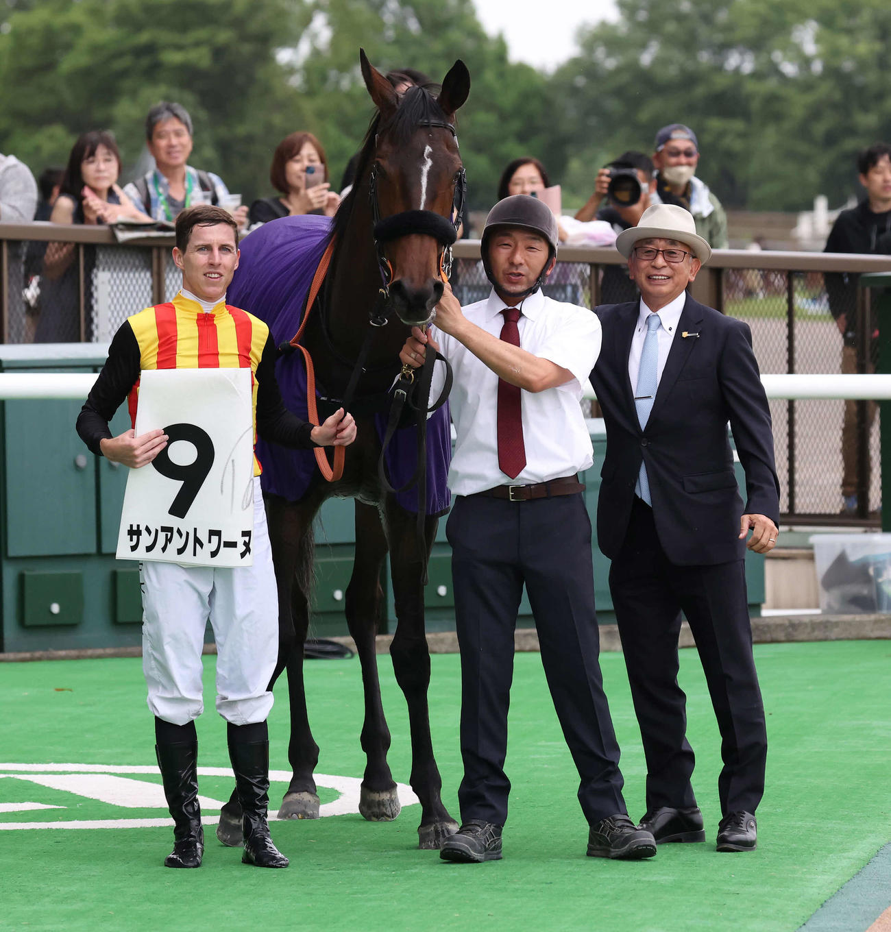 東京6R、2歳新馬戦を制したサンアントワーヌの口取りをするレーン騎手と鹿戸師（撮影・丹羽敏通）
