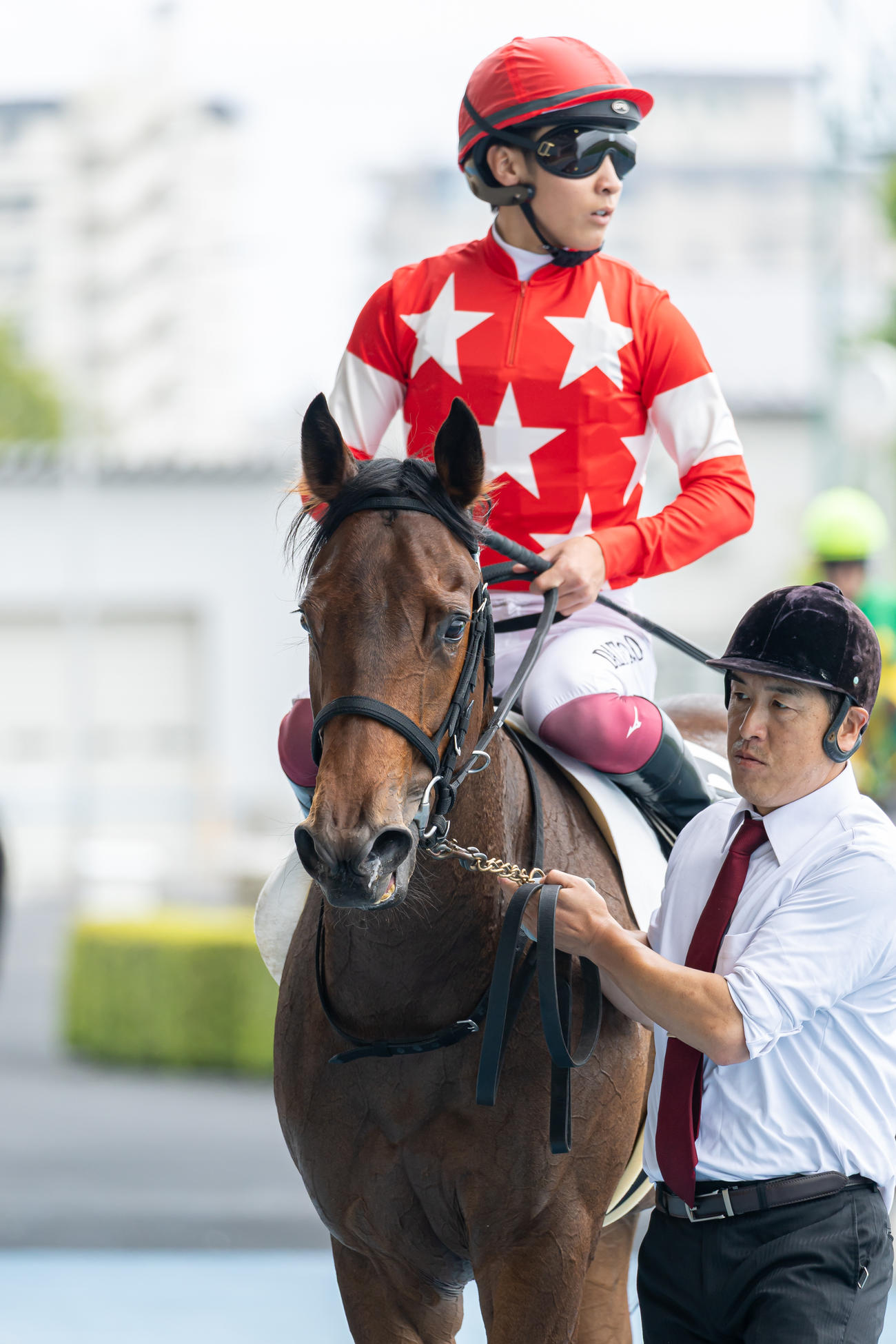 函館5R、レコードタイムでデビュー戦を制したルージュサウダージと小沢騎手（撮影・村野早祐）