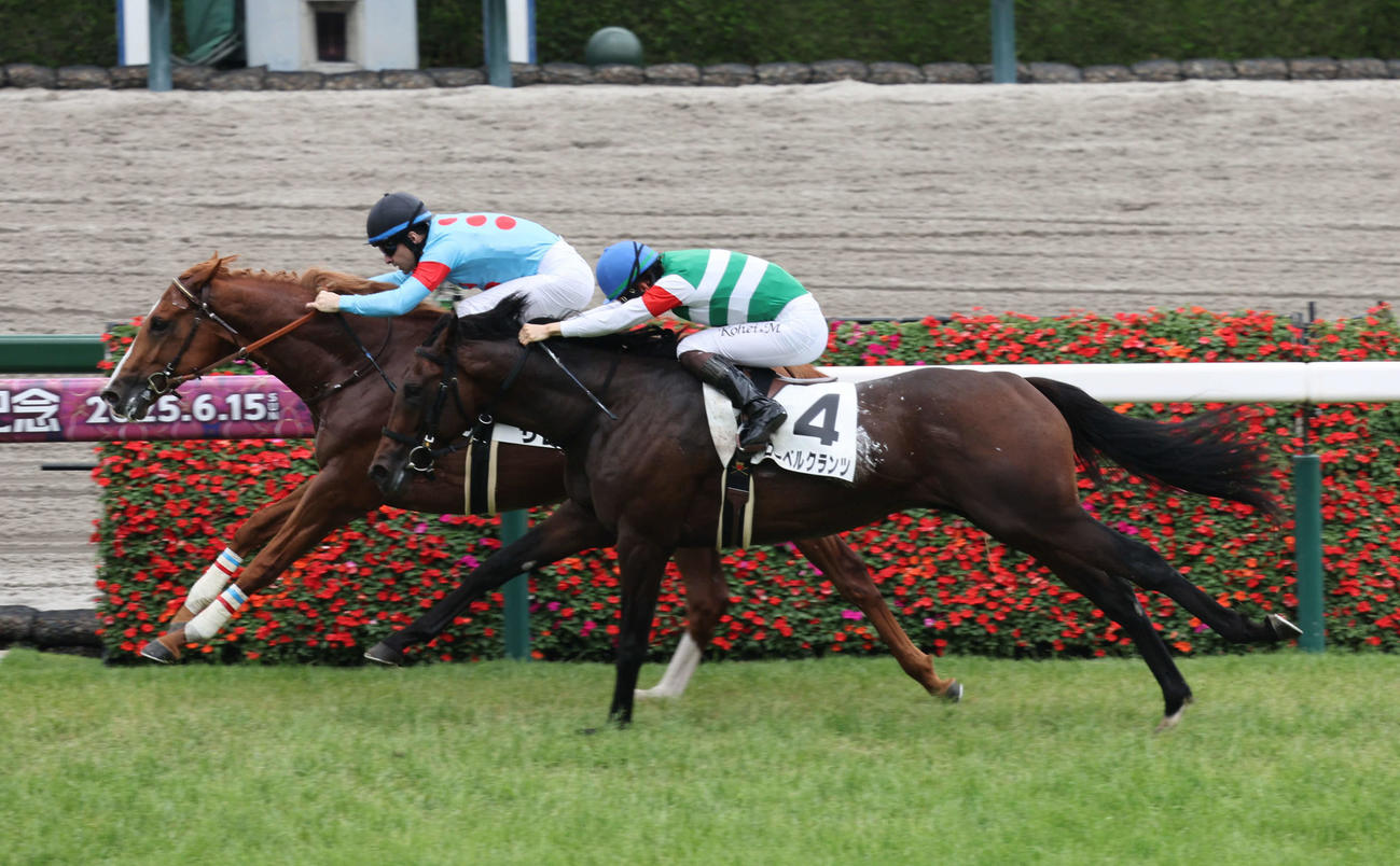 阪神5R新馬戦を制したサレジオ（左）（撮影・西尾就之）
