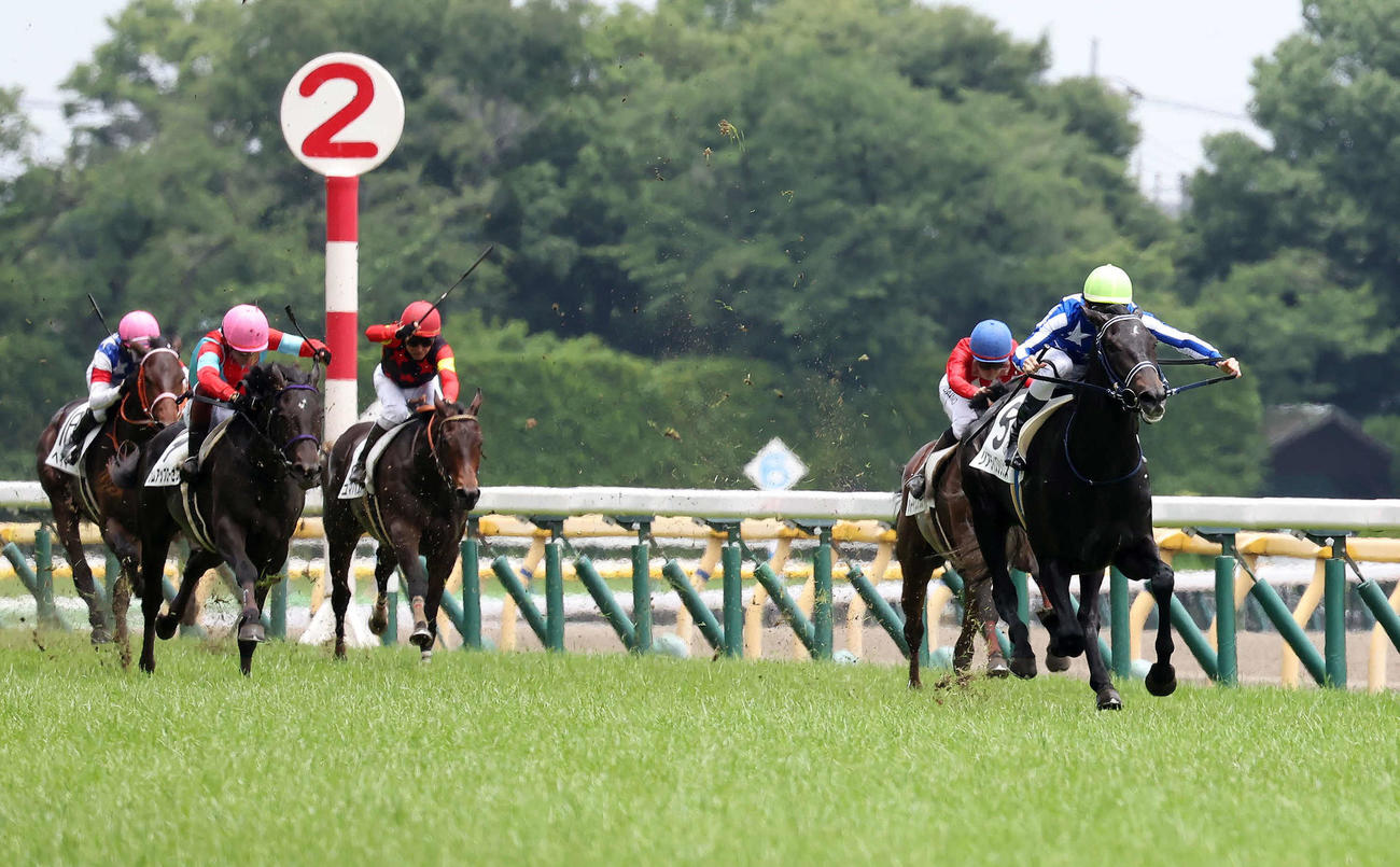 東京5R、デビュー戦を7馬身差で圧勝したリアライズシリウスと津村騎手（右）（撮影・丹羽敏通）