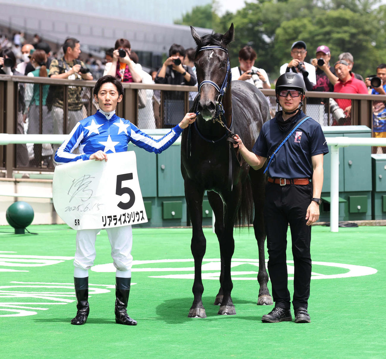 東京5R、デビュー戦を制したリアライズシリウスの口取りをする津村騎手（撮影・丹羽敏通）