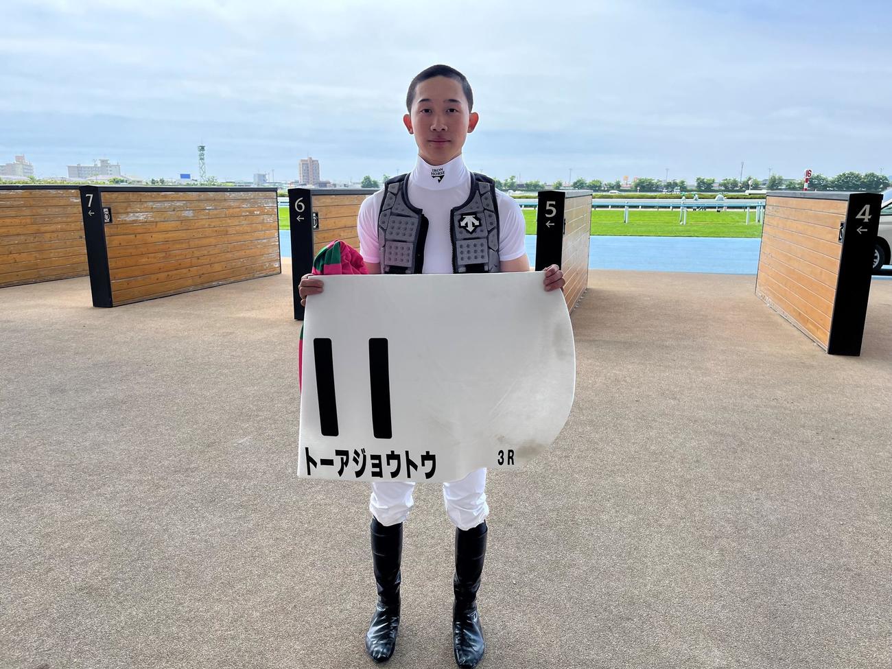 日曜函館3Rで函館初勝利を挙げた舟山瑠泉騎手