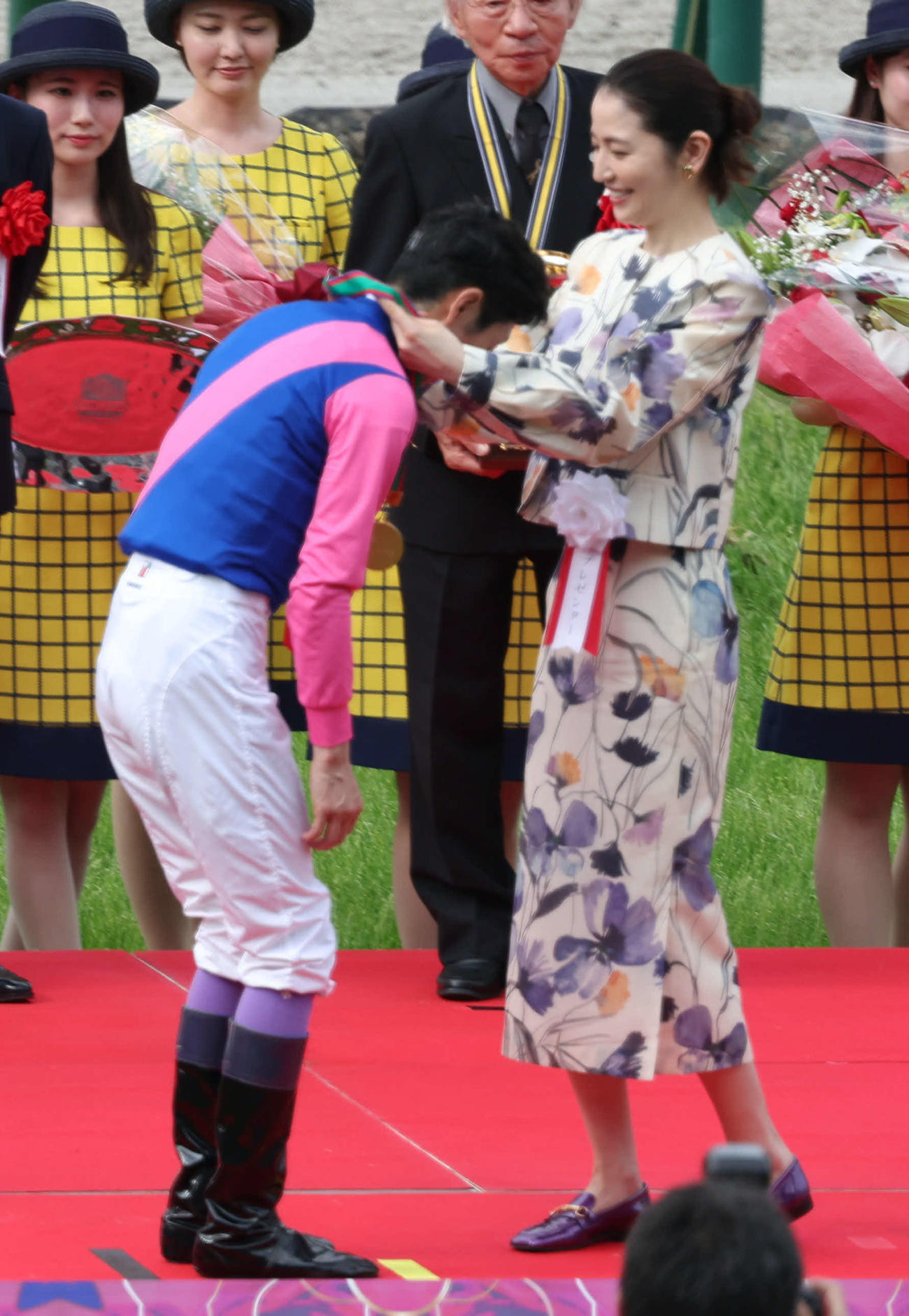 宝塚記念の表彰式で長澤まさみからメダルをかけられる武豊騎手（撮影・西尾就之）