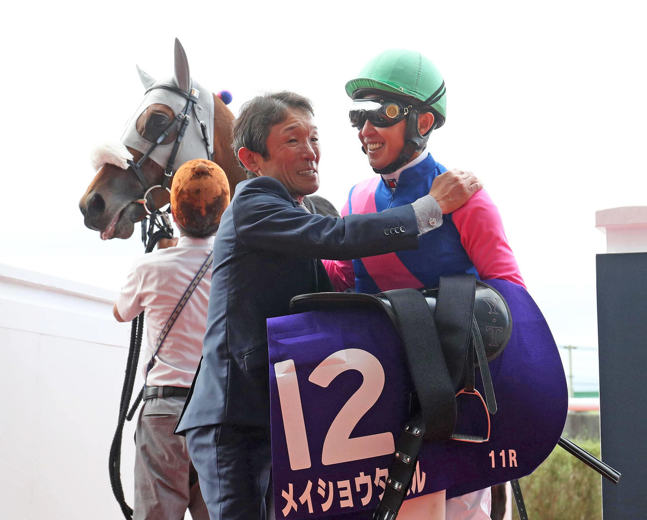メイショウタバルで宝塚記念を制して抱き合う石橋師（左）と武豊騎手（撮影・白石智彦）