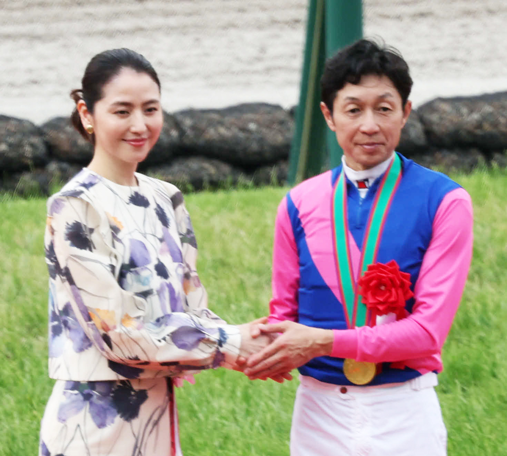宝塚記念の表彰式で武豊騎手と握手するプレゼンターの長澤まさみ（撮影・西尾就之）