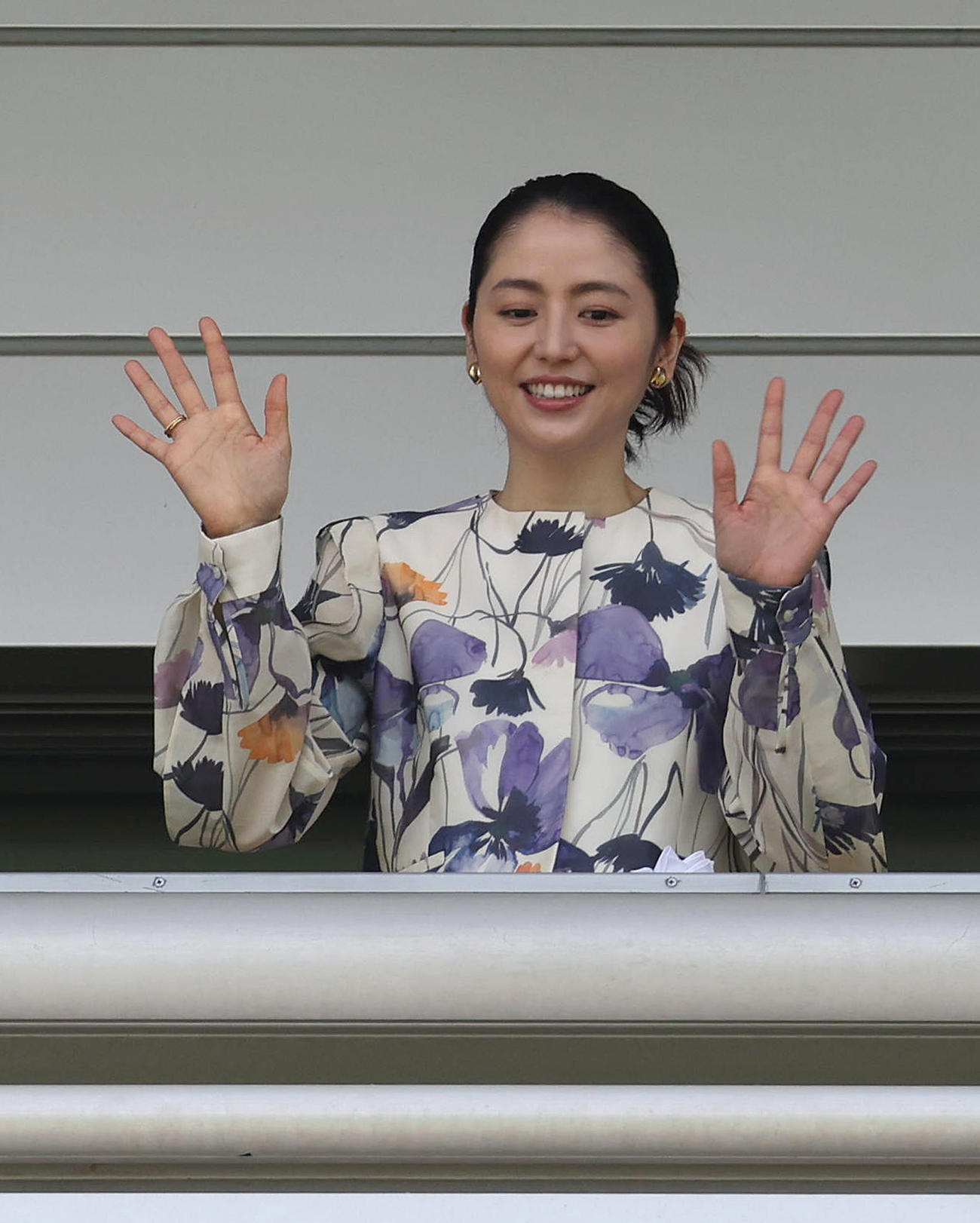 阪神11R、詰めかけたファンに手を振るプレゼンターの長澤まさみ（撮影・白石智彦）