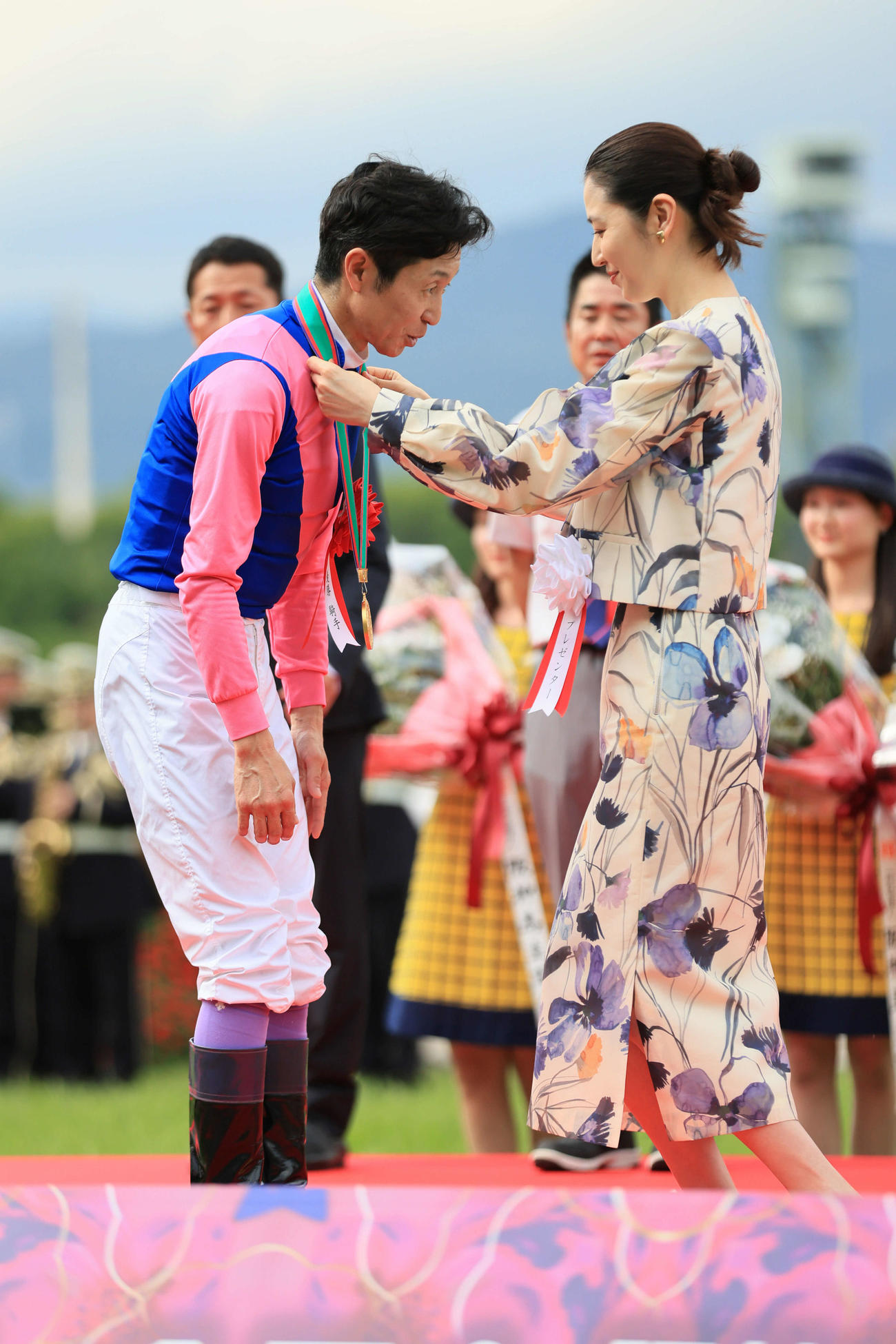 阪神11R、宝塚記念を制し、長澤まさみ（右）からメダルを授与される武豊騎手（撮影・宮崎幸一）