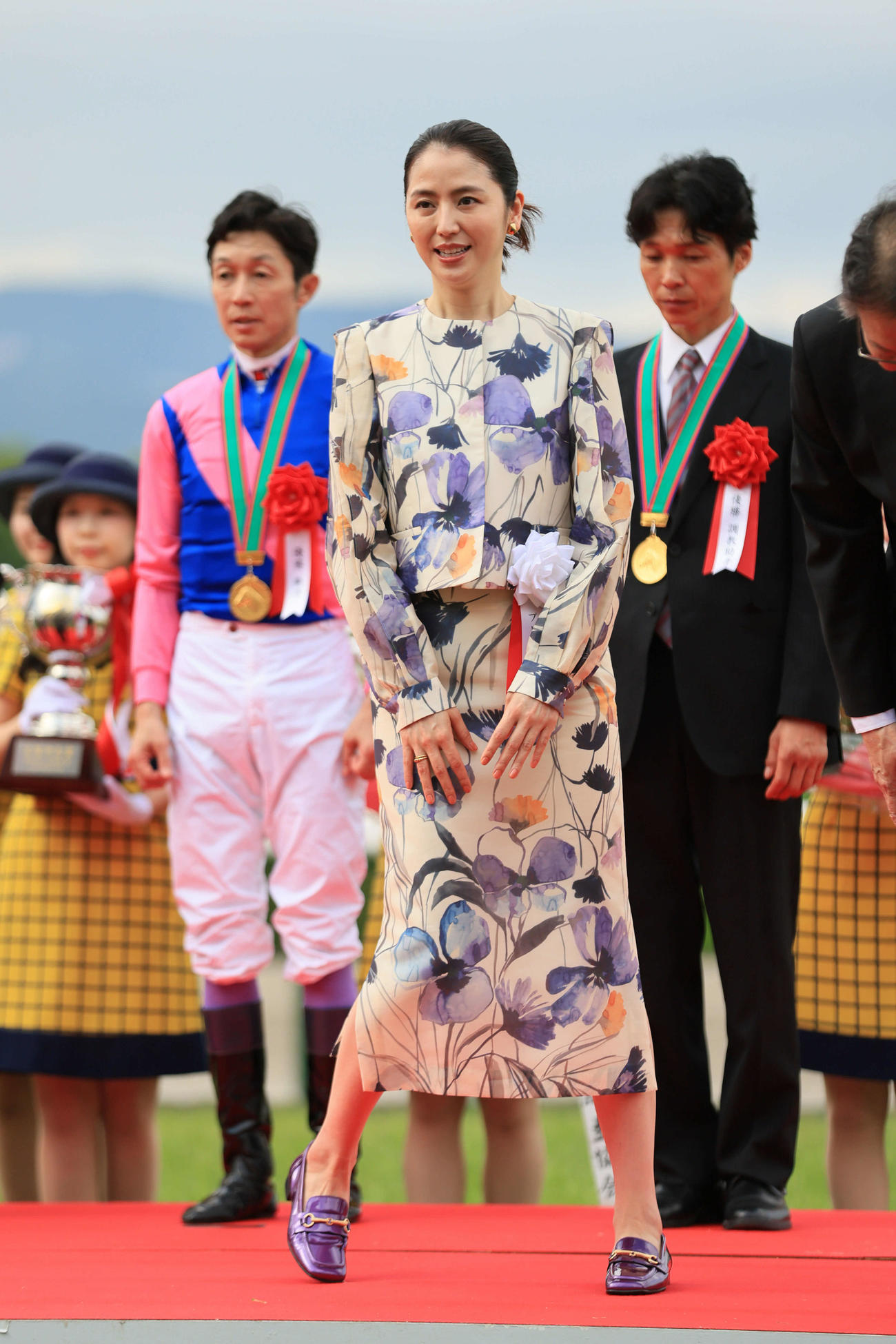 阪神11R、宝塚記念のプレゼンターを務めた長澤まさみ（撮影・宮崎幸一）