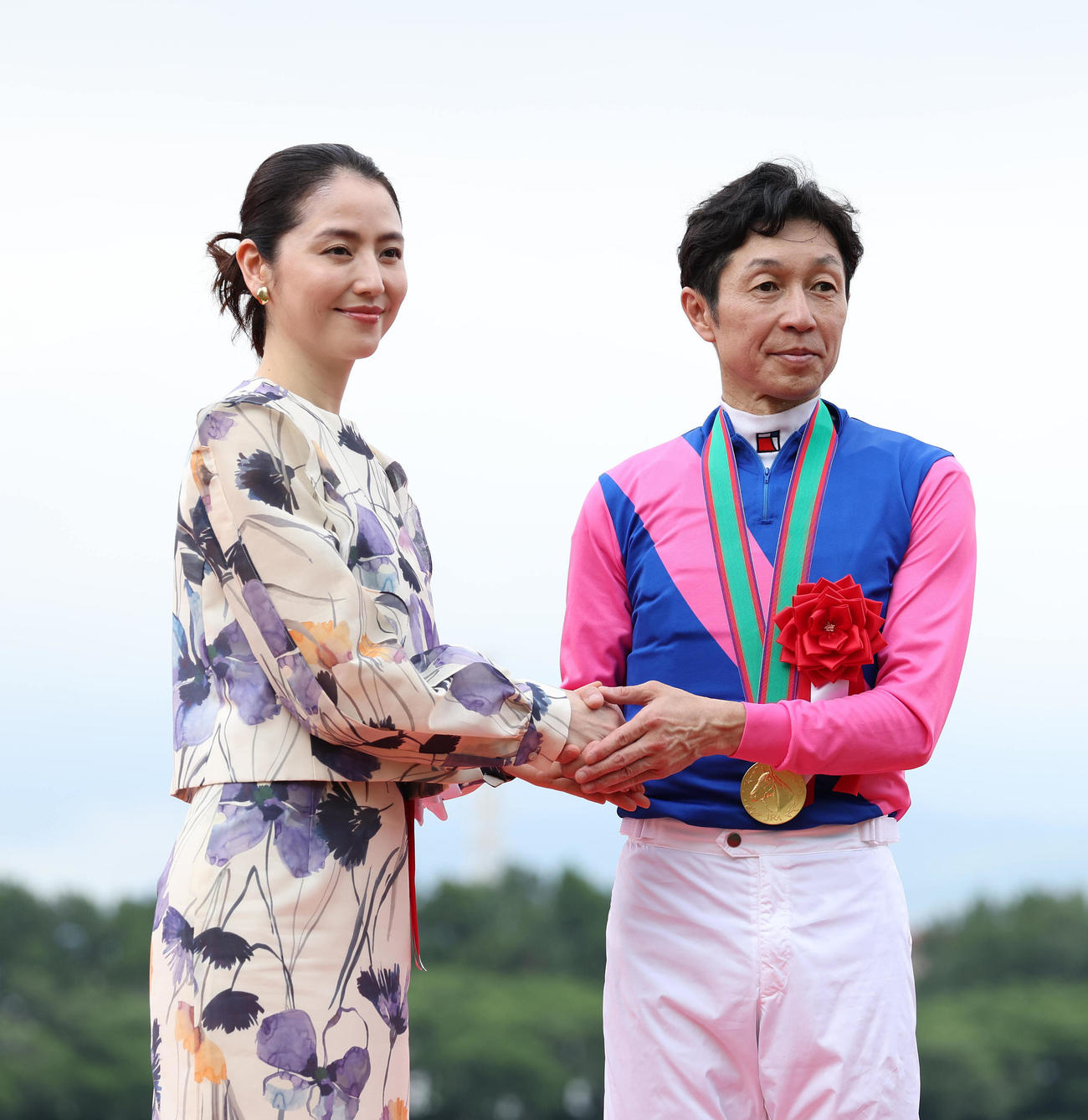 阪神11R、握手するプレゼンターの長澤まさみ（左）と武豊騎手（撮影・白石智彦）