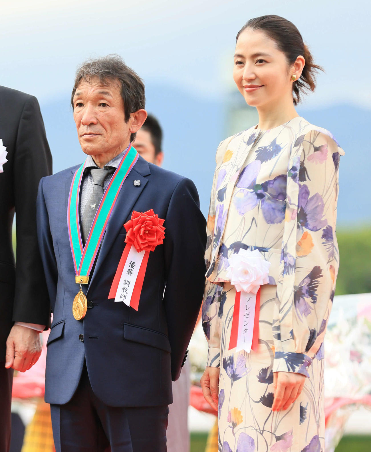 阪神11R、宝塚記念を制し、長澤まさみと記念撮影する石橋守調教師（撮影・宮崎幸一）