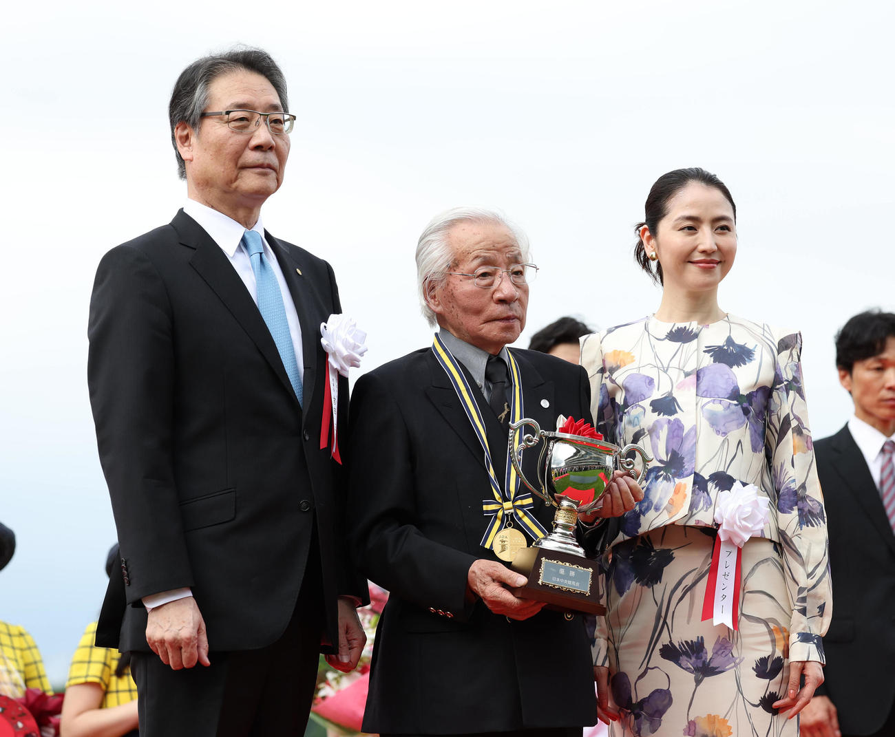 阪神11R、表彰式で記念写真に納まる左から、吉田正義JRA理事長、松本好雄オーナー、プレゼンターの長澤まさみ（撮影・白石智彦）