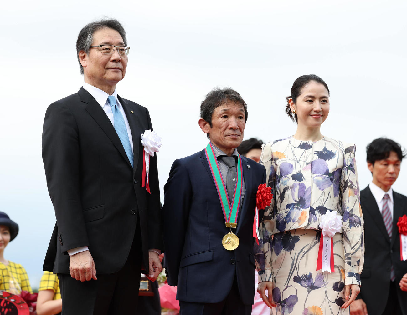 阪神11R、表彰式で記念写真に納まる左から、吉田正義JRA理事長、石橋師、プレゼンターの長澤まさみ（撮影・白石智彦）
