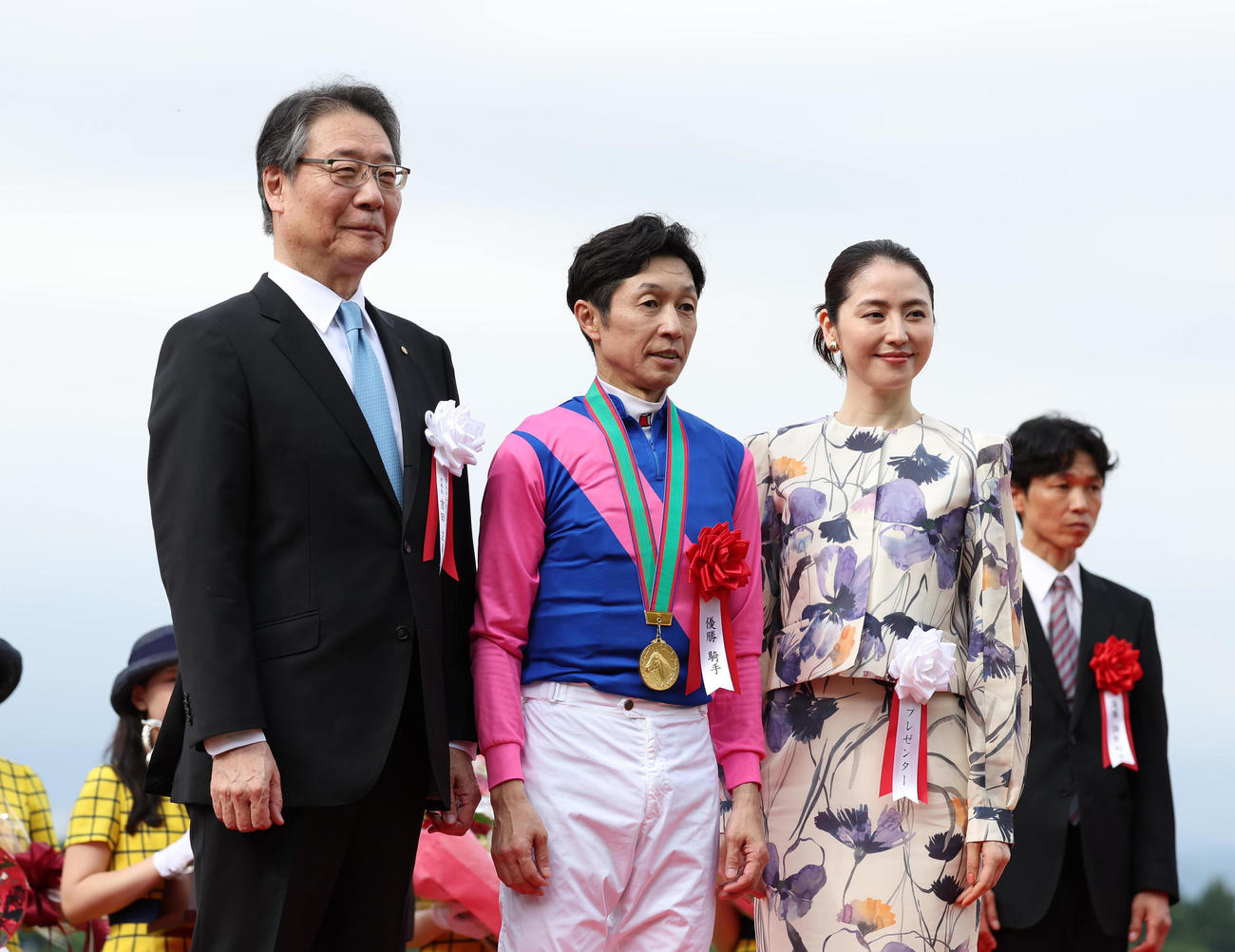阪神11R、表彰式で記念写真に納まる左から、吉田正義JRA理事長、武豊騎手、プレゼンターの長澤まさみ（撮影・白石智彦）