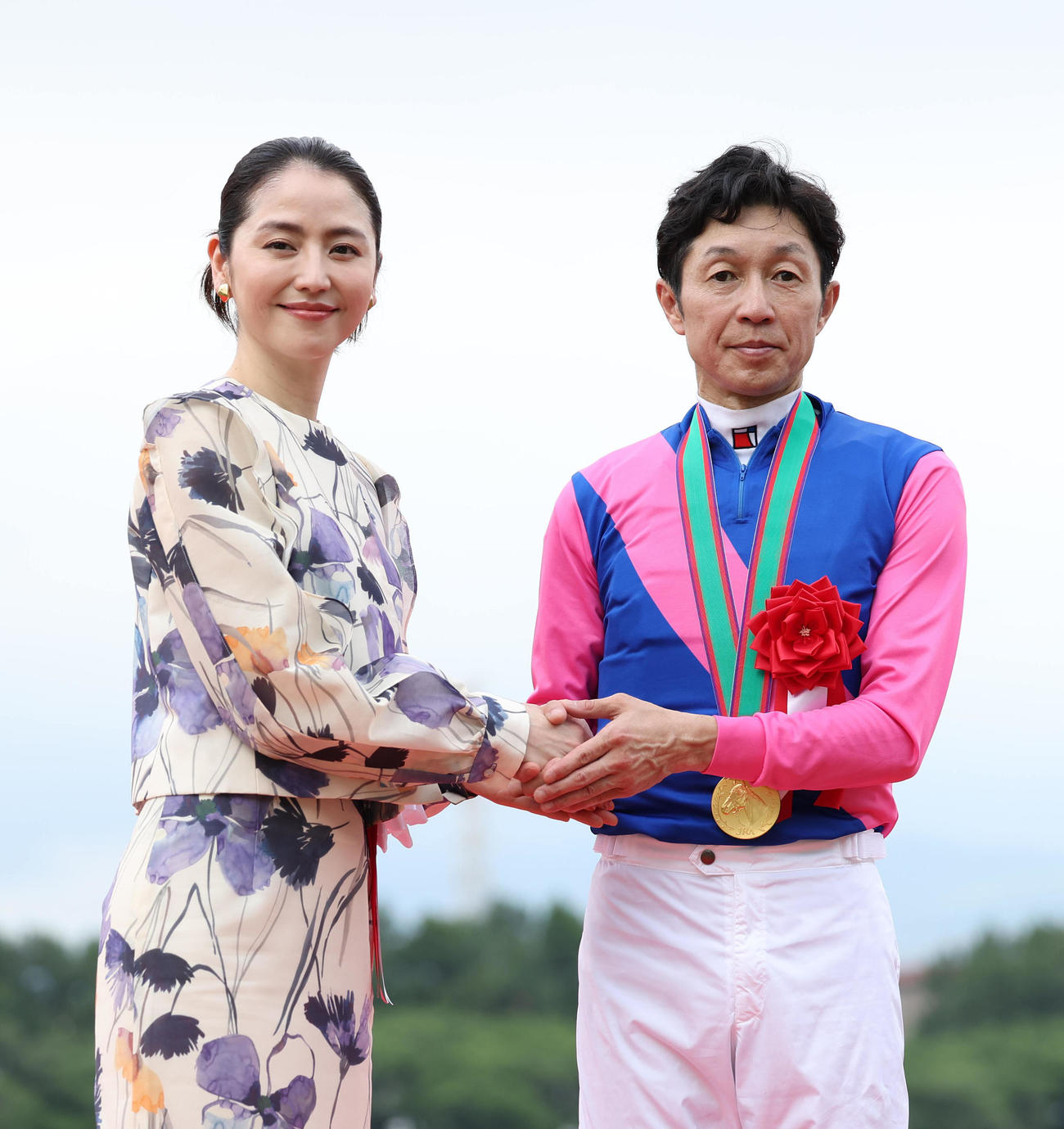 阪神11R、握手するプレゼンターの長澤まさみ（左）と武豊騎手（撮影・白石智彦）