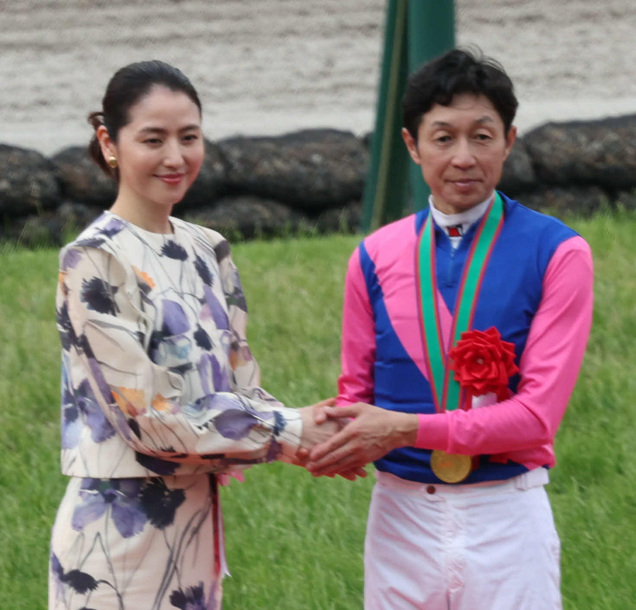 阪神11R　宝塚記念の表彰式で武豊騎手と握手するプレゼンターの長澤まさみ（撮影・西尾就之）