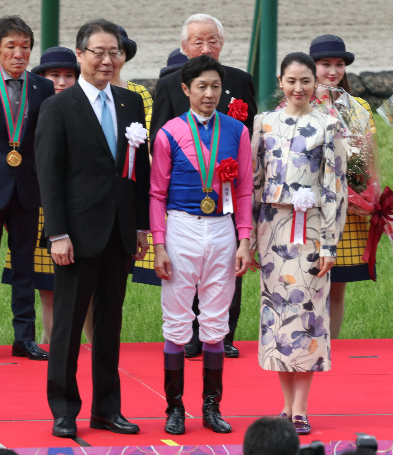 阪神11R　宝塚記念の表彰式で記念写真に納まる右からプレゼンターの長澤まさみ、武豊騎手、吉田正義JRA理事長（撮影・西尾就之）